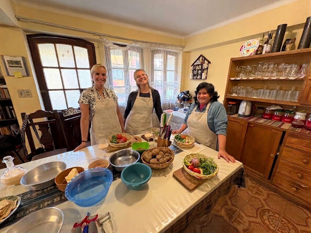 Alumnos riendo y disfrutando de la clase de cocina boliviana