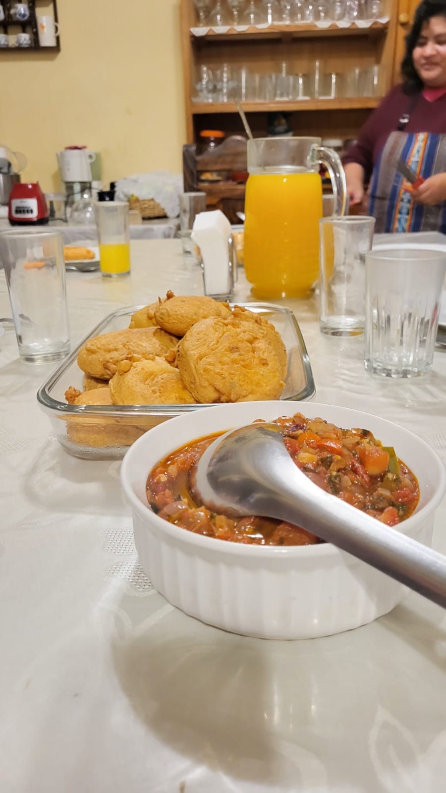 Comida boliviana tradicional lista para servir en clase de cocina