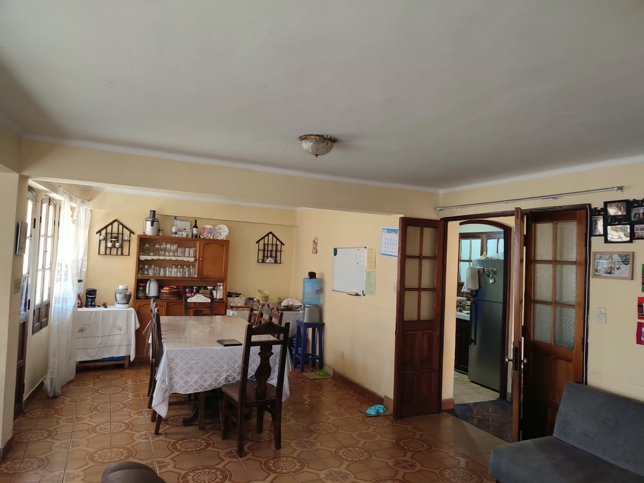 Sala de estar amplia y acogedora del departamento de la Familia Cejas en Sucre, Bolivia