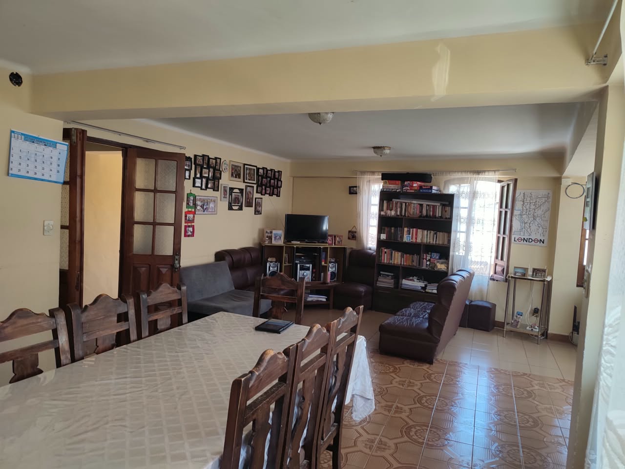 Ambiente hogareño y acogedor en el departamento familiar