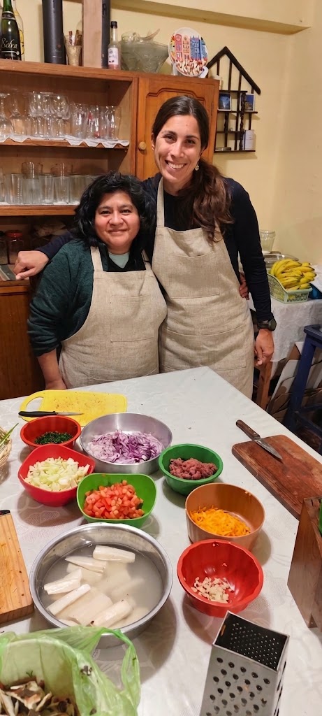 Doña Marlene junto a su familia preparando recetas bolivianas en Sucre
